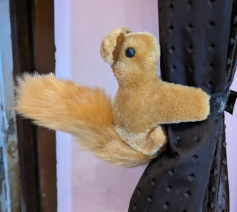 Curtain Holder Squirrel